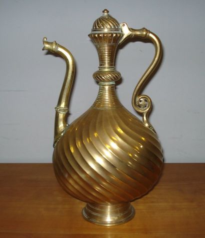 Aiguière en bronze, corps pansu à côtes tournoyantes,...