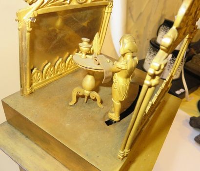 Pendule en bronze doré et ciselé. A l'amortissement,...