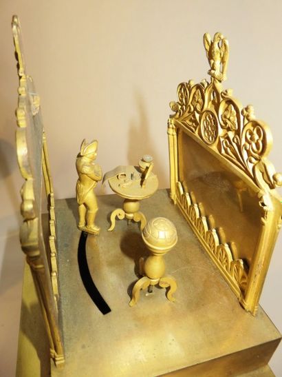 Pendule en bronze doré et ciselé. A l'amortissement,...