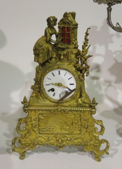 Pendule en bronze ciselé et doré, le mouvement...