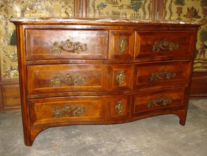Commode galbée en façade en placage de noyer...