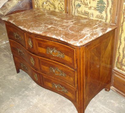 Commode galbée en façade en placage de noyer...