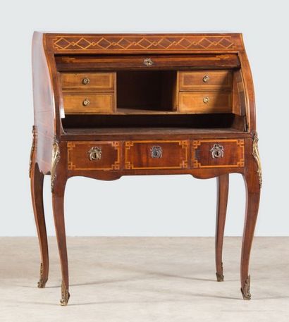 Bureau à cylindre en placage de sycomore...