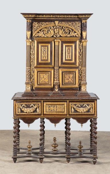 Cabinet en chêne mouluré et sculpté aux reliefs...