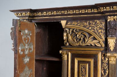 Cabinet en chêne mouluré et sculpté aux reliefs...
