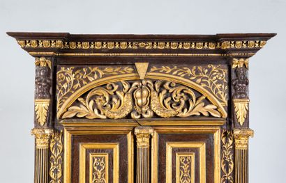 Cabinet en chêne mouluré et sculpté aux reliefs...