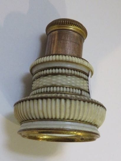 Lunette de théâtre à deux tirants en ivoire...