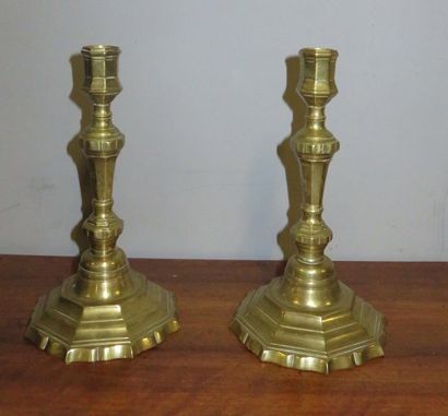 Paire de bougeoirs en bronze, fût à pans,...