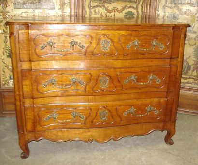 Commode en merisier mouluré à façade mouvementée...