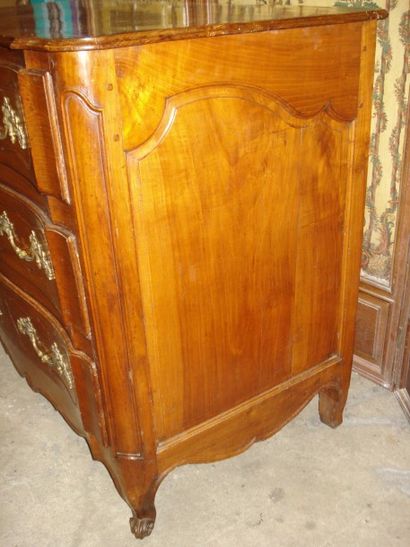 Commode en merisier mouluré à façade mouvementée...