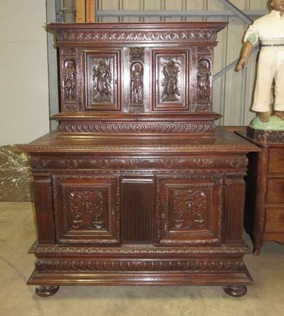 Buffet deux corps en chêne mouluré et sculpté.
Le...