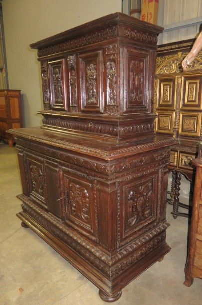 Buffet deux corps en chêne mouluré et sculpté.
Le...