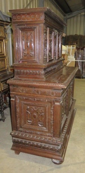 Buffet deux corps en chêne mouluré et sculpté.
Le...
