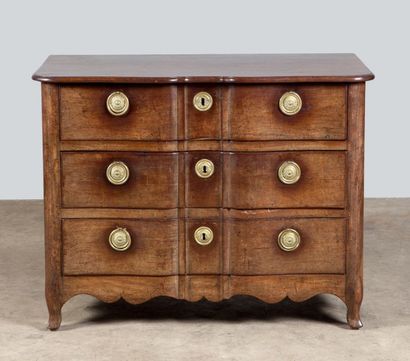 Commode à façade arbalète en acajou massif...