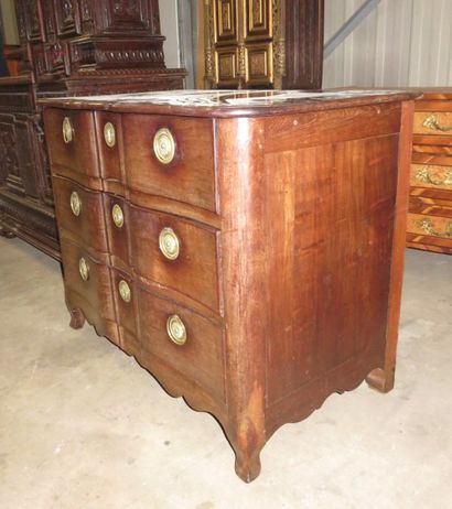 Commode à façade arbalète en acajou massif...