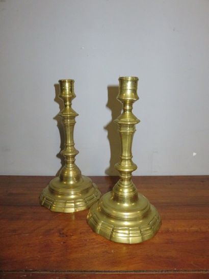 Paire de bougeoirs en bronze, fût à pans,...