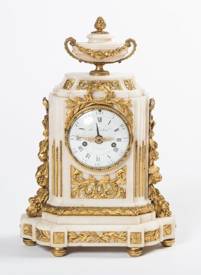 Pendule en marbre blanc et bronze ciselé...