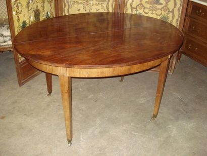Table ovale à ceinture en acajou et placage...