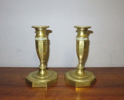 Paire de bougeoirs en bronze, fût à pans,...