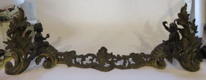Paire de devants de chenets réunis par une...