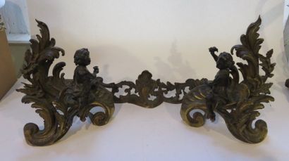 Paire de devants de chenets réunis par une...