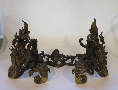 Paire de devants de chenets réunis par une...