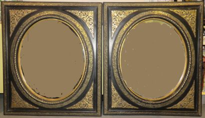 Paire de miroirs ovales dans un encadrement...