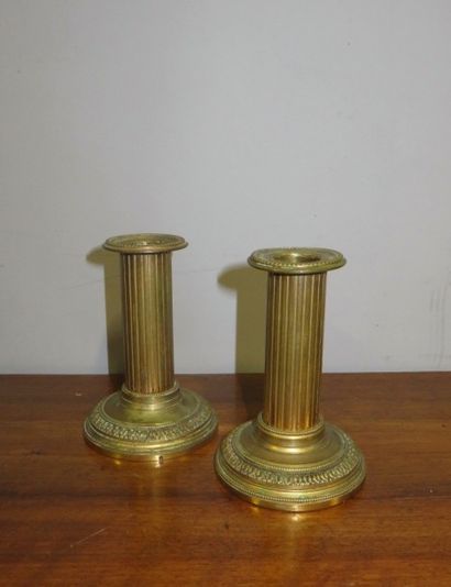 Paire de bougeoirs bouts de table en bronze...