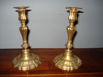 Paire de bougeoirs en bronze, fût bulbé à...
