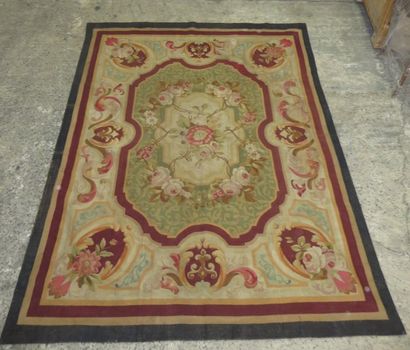 AUBUSSSON
Tapis à motif central d’un bouquet...