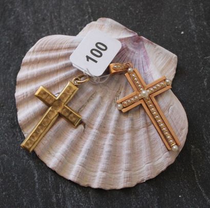 Deux croix en or rose et or jaune 750‰, l'une...