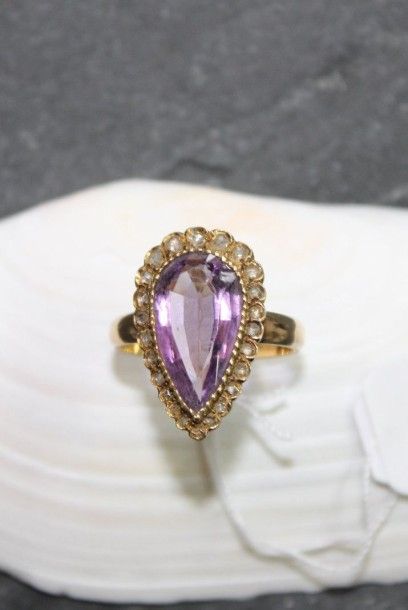 Bague en or jaune 750‰ de forme poire, ornée...
