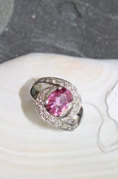 Bague tourbillon en or gris 750‰ ornée d'un...