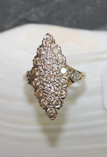 Bague en or jaune et or gris 750‰ de forme...