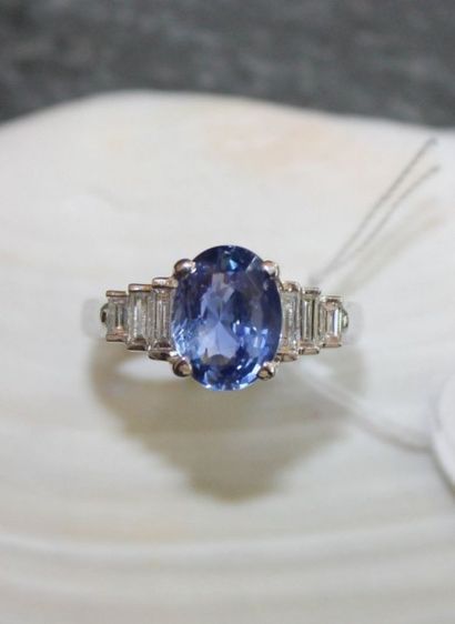 Bague en or gris 750‰ ornée d'un saphir non...
