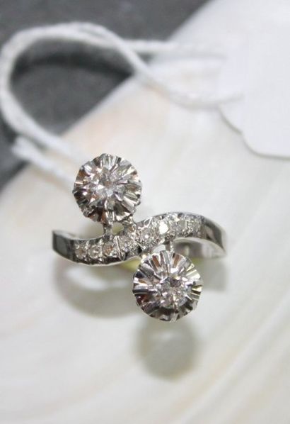 Bague croisée ornée de deux diamants taille...