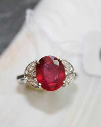 Bague en or gris 750‰ ornée d'un rubis traité...