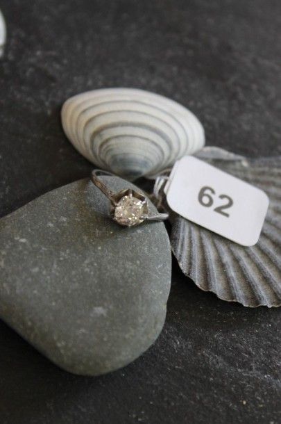 Bague en platine sertie d'un diamant taille...