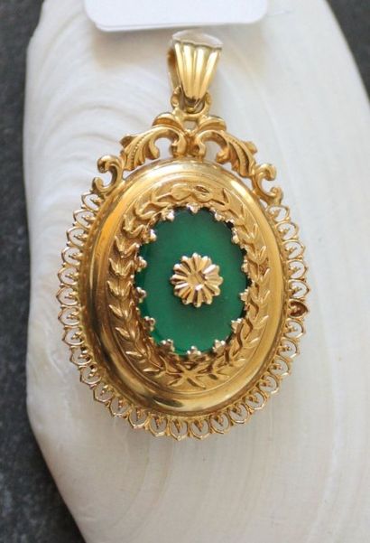 Pendentif ouvrant en or jaune 750‰ à décor...