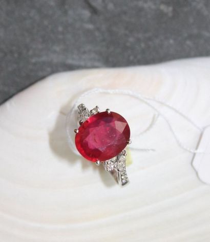Bague en or gris 750‰ ornée d'un rubis traité...