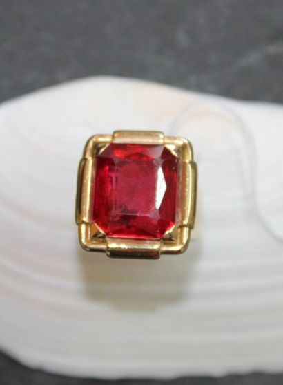 Importante bague des années 40 en or jaune...