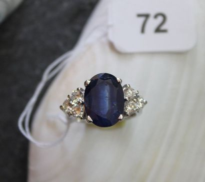 Bague en or gris 750‰ ornée d'un saphir ovale...