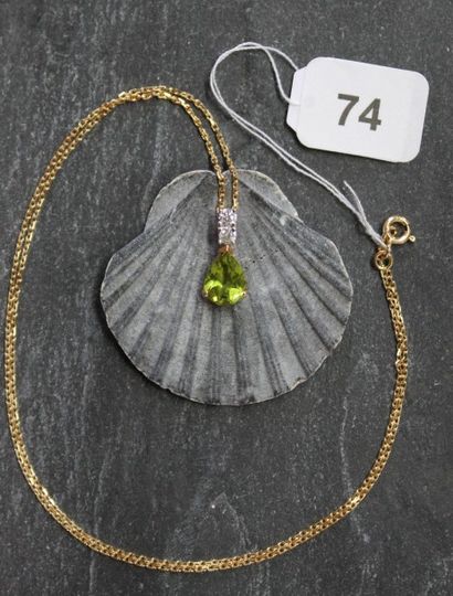 Pendentif et chaîne maille forçat en or 750‰,...