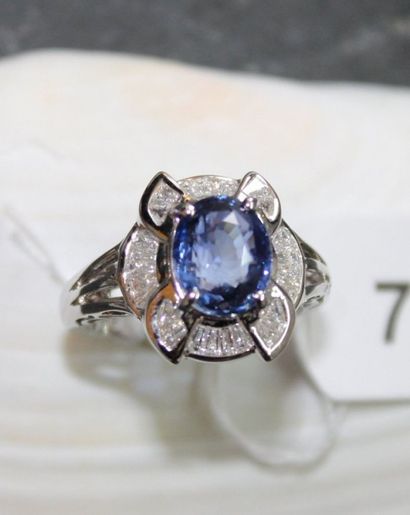 Bague en or gris 750‰ ornée au centre d'un...