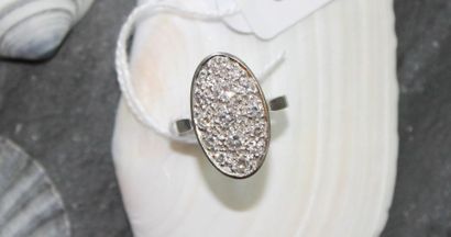Bague de forme ovale en or gris 750 ‰ ornée...