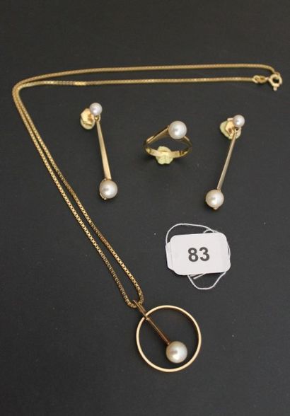 Parure comprenant une paire de boucles d'oreilles...