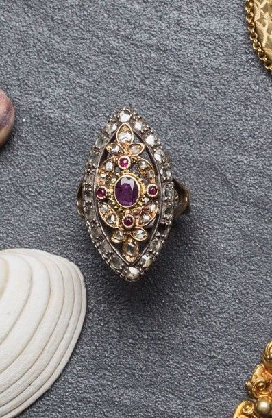 Importante bague marquise en or jaune 750‰...