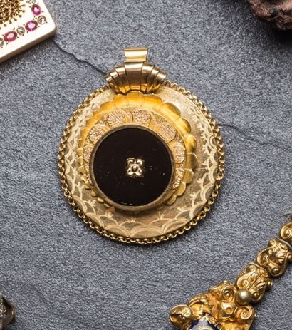 Pendentif broche en or 750‰ ciselé et onyx....