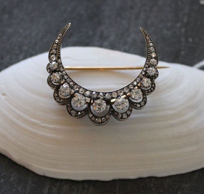 Broche en or 750 ‰ et argent en forme de...