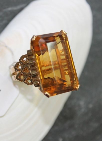 Bague ornée d'une importante citrine, monture...